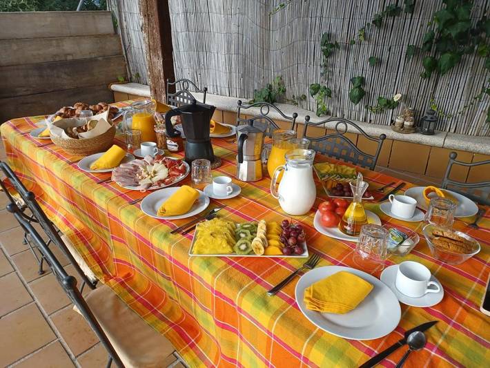 Chalet para 8 personas, con piscina y vistas además de sauna y jardín, Se admiten mascotas en Alt Penedès