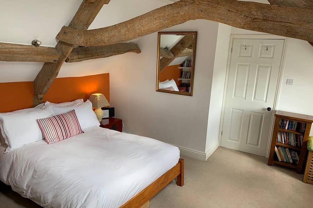 Traditional Cotswold cottage with stunning views and walking in Stroud, Gloucestershire