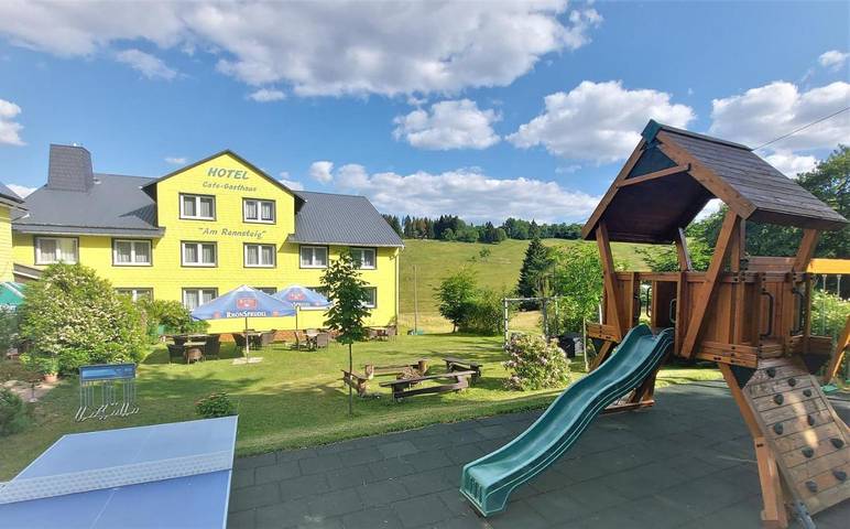 Hotel für 3 Personen, mit Balkon und Terrasse sowie Garten und Ausblick in Neuhaus am Rennweg