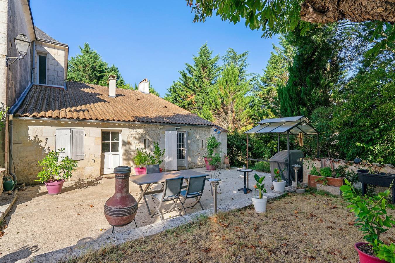 Chambre d’hôtes « Chambre Soleil Couchant » avec terrasse partagée, jardin partagé et Wi-Fi in Saint-Porchaire, Région de Saintes
