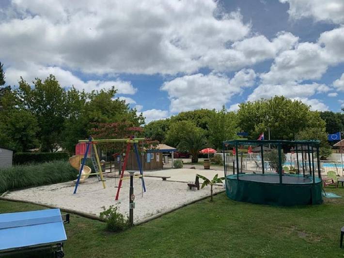 Camping pour 4 personnes, avec vue ainsi que jardin et piscine, animaux acceptés à Vendays-Montalivet - 4