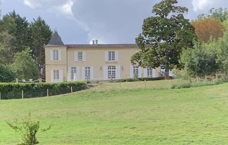 Location de vacances pour 10 personnes, avec Terrasse et Jardin ainsi que Piscine et Vue à Nérigean