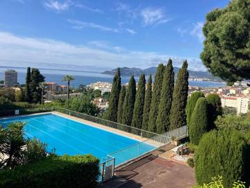 Gîte pour 2 personnes, avec piscine ainsi que vue et balcon dans Cannes La Bocca