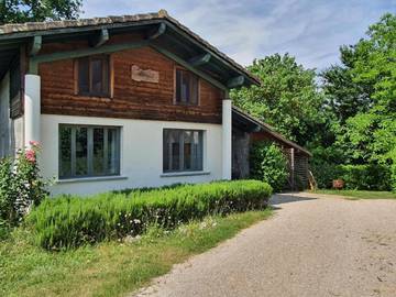 Gîte pour 6 personnes, avec piscine et vue ainsi que terrasse et jardin, animaux acceptés à Montfermier
