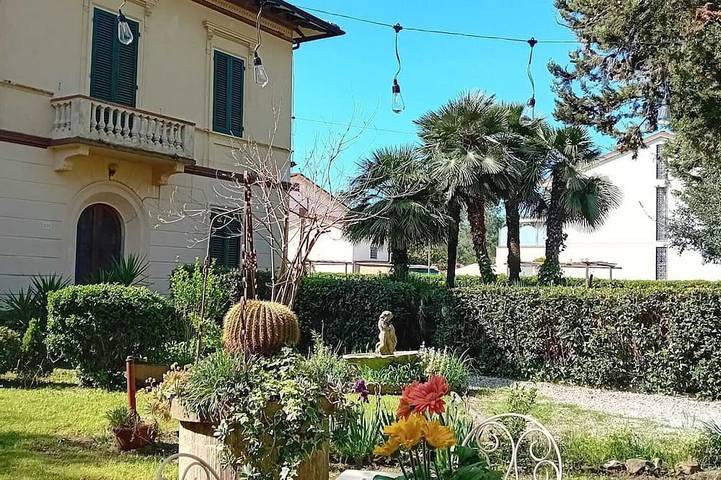 Freiheitsvilla mit privatem Garten und Parkplatz. In der Nähe des Meeres und des Sees in Torre del Lago Puccini, Viareggio