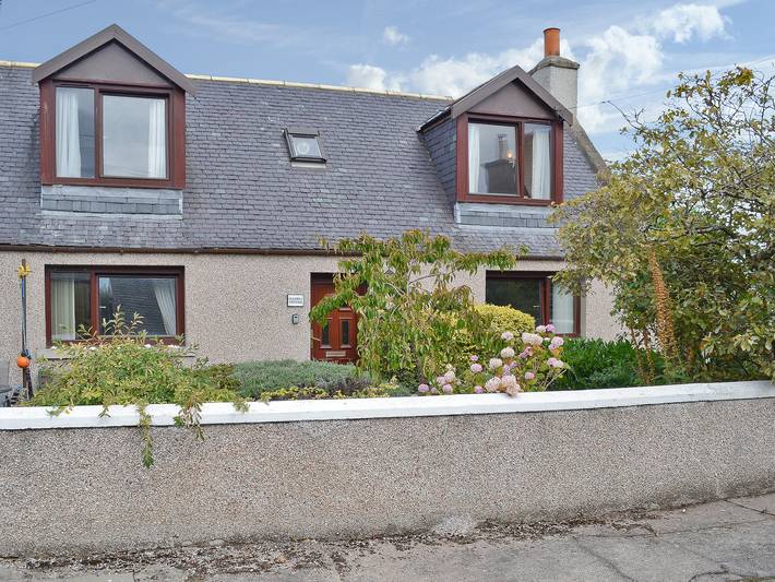 Log cabin for 4 people, with garden, with pets in Nairn