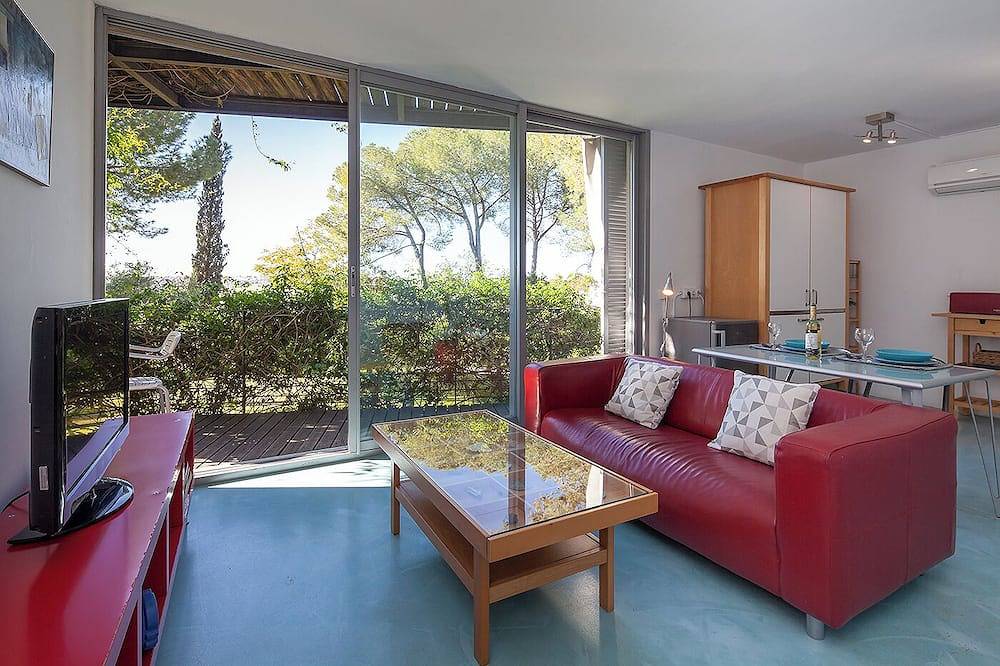 Entire apartment, Apartment in the heart of nature near Seville with swimming pool and parking in Urbanización "Villas de Montesillos", Espartinas