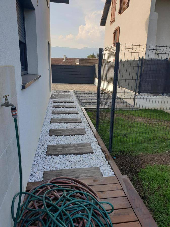 Appartement entier, Standard Double Room with Shared Bathroom in Valleiry, Région de Saint-Julien-en-Genevois