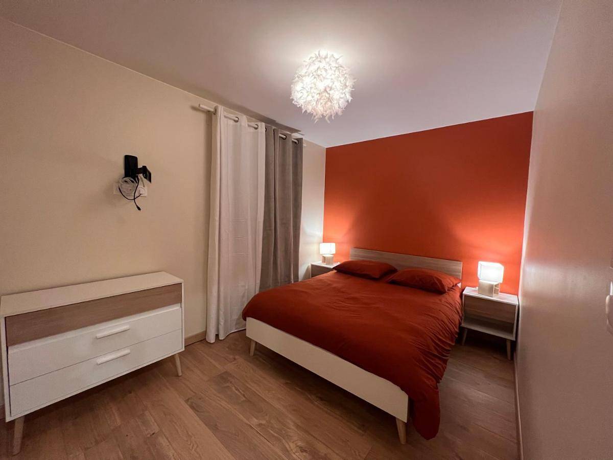Chambre en colocation -terre ocrée- centre - ville- parking in Ambérieu-en-Bugey, Belley