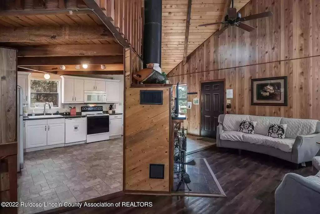 Northern Star - Unique Cabin, Hot Tub, Pets okay, close to Skiing, Track, Casino in Ruidoso, Ski Apache