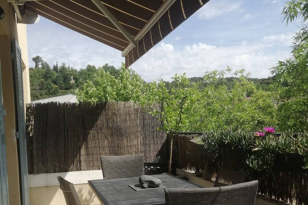 Entire apartment, Short-term rental in Les Milles, Aix-en-Provence