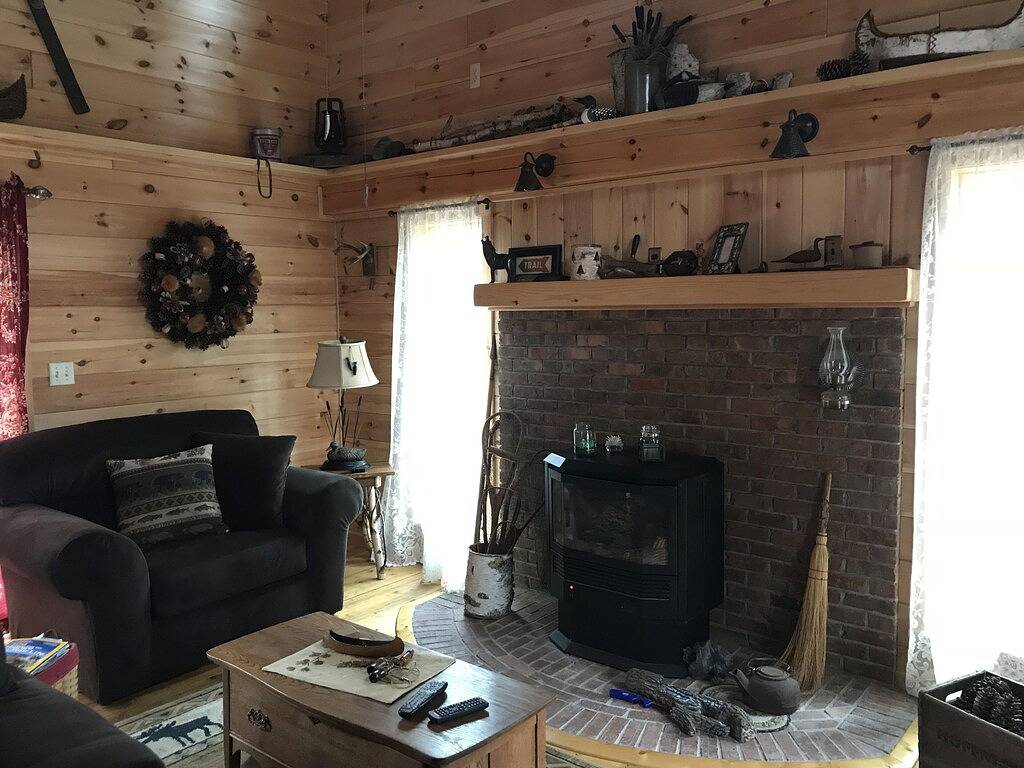 Located in the beautiful Heldebergs, This is a cute little house you will love. in Albany County