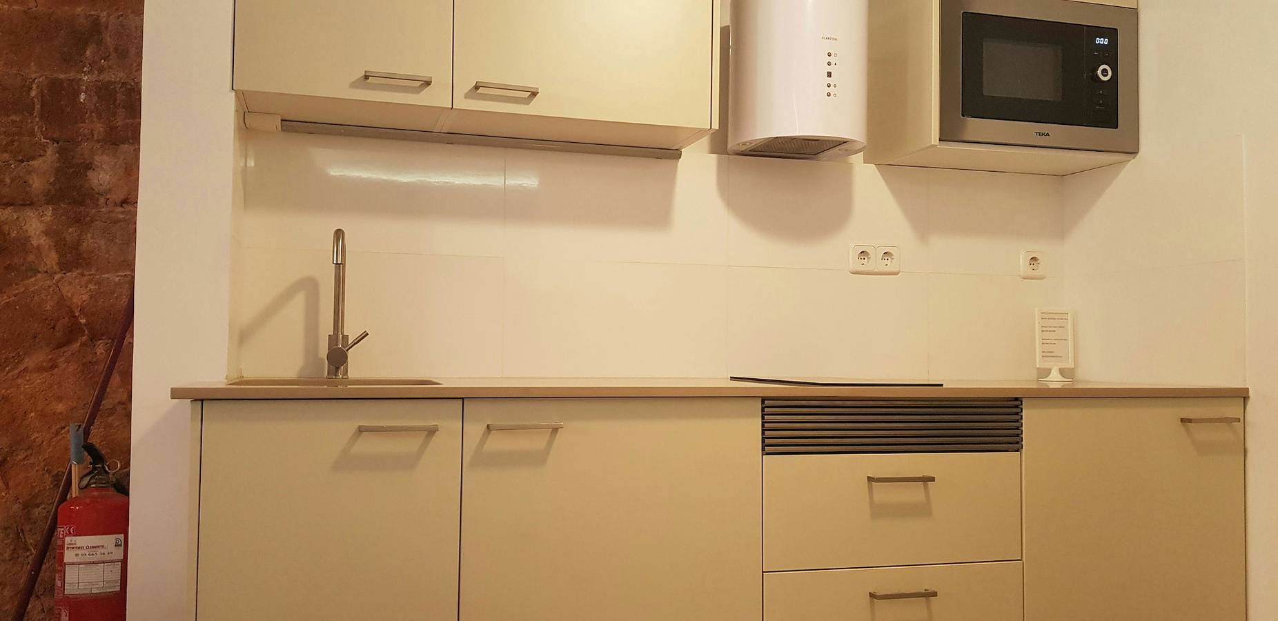 Entire apartment, S4.Mercat Sant Antoni - Central Location. Metro L2 in Barcelona Centre, Barcelona