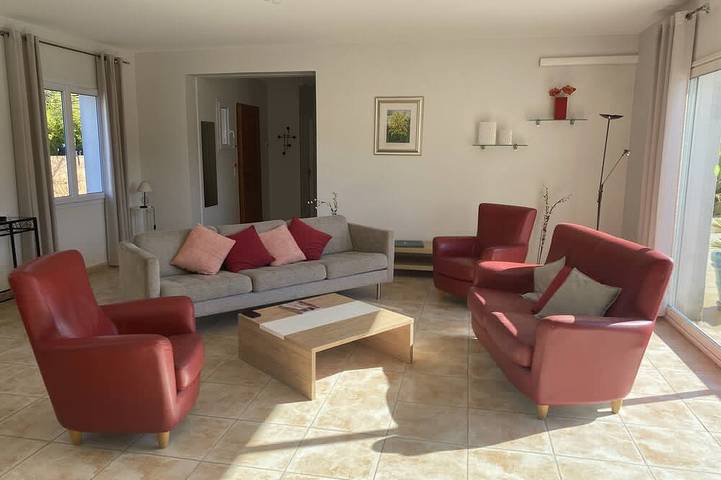 Villa con piscina tranquila mientras está cerca del centro de la ciudad. in Lorgues, Region de Draguignan