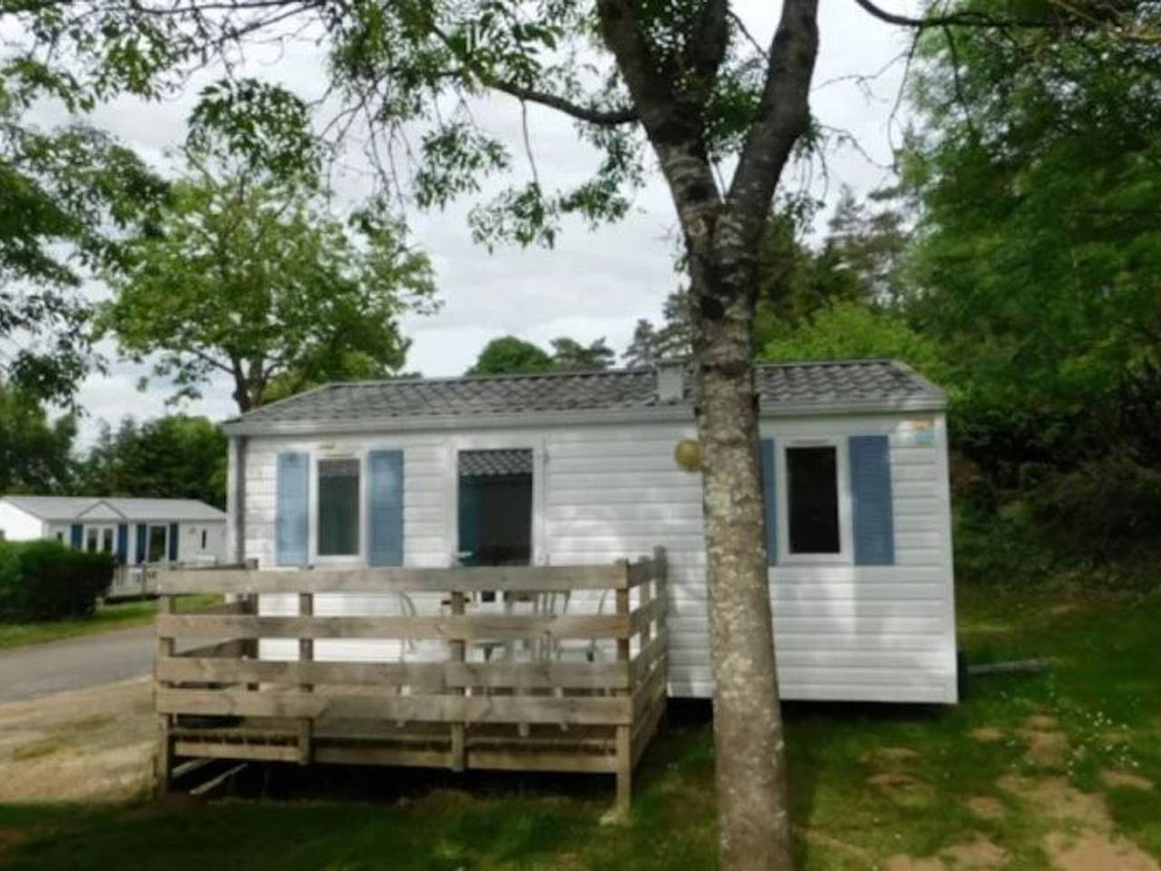 Mobil-home confortable avec piscine, WiFi et vue sur la rivière à Guégon in Guégon, Région de Pontivy