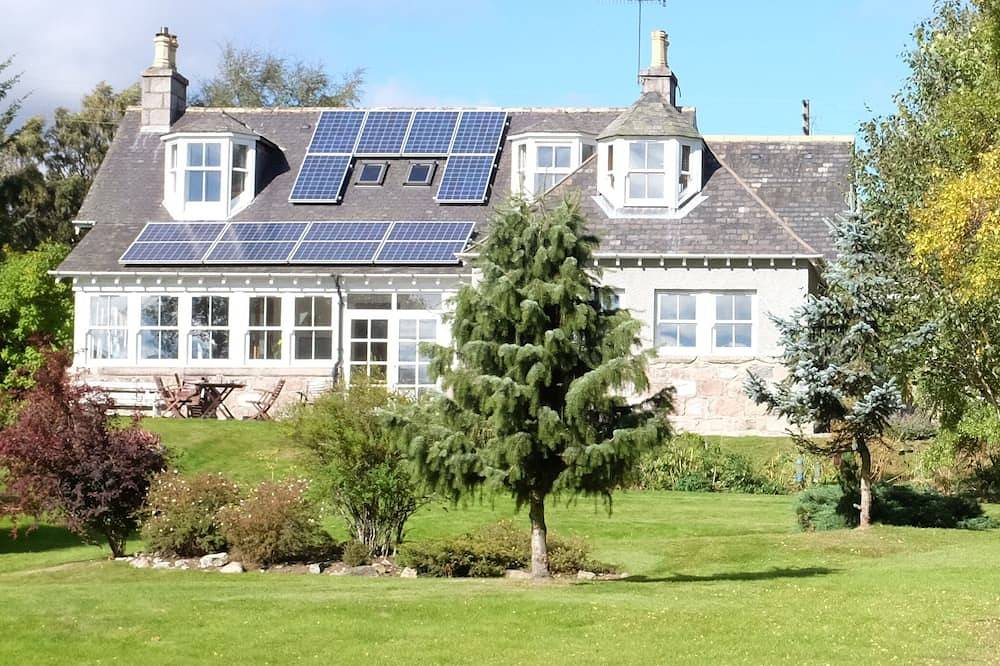 Wonderful spacious house and sun-porch in large garden facing south. in Braemar, Cairngorms National Park