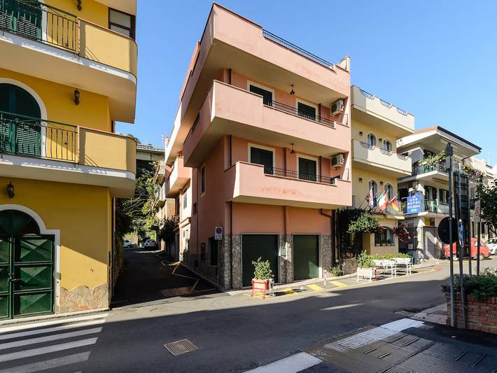 Appartamento per 2 persone, con Balcone e Idromassaggio nonché Giardino e Piscina a Letojanni