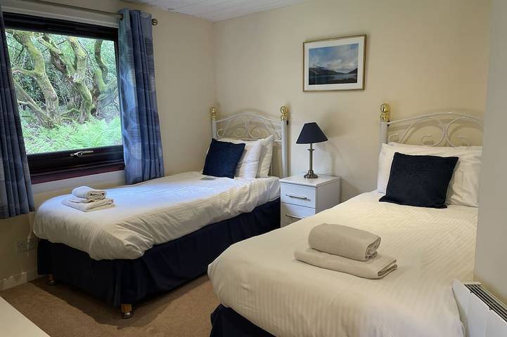 Mountain Thyme Lodge Pet friendly lodge on Loch Lochy in Loch Lochy, Highlands