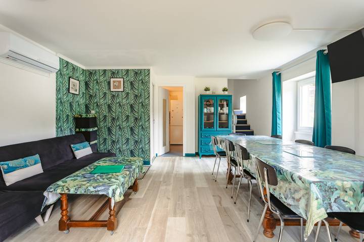 Casa Vacacional 'Du Parc' con Piscina Compartida, Vista al Lago y Wi-Fi in Genouillé, Region de Rochefort