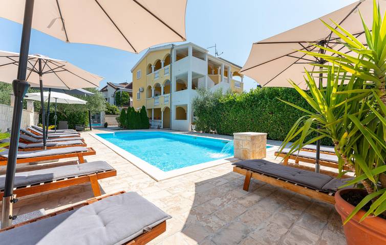 Appartement de vacances entier, Charmant appartement avec piscine et terrasse, à 1,5 km de la plage de Pod Vruljom in Pakoštane, Région de Zadar