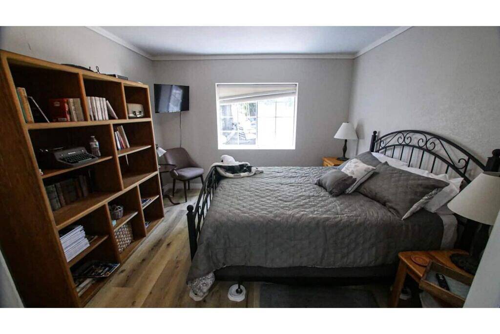 Lake Elsinore Lakehouse\nproperty requires government Id verification to book in Lake Elsinore, Riverside County