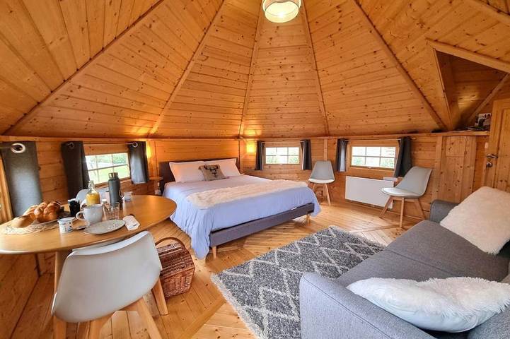 Cabane \"Laponie\" avec Sauna en option in Pradines (Loire), Région de Roanne
