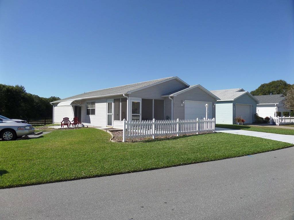 🧡Gorgeous Waterfront Oasis In Heart of The Villages 2 Br, 2 Ba in The Villages, Sumter County