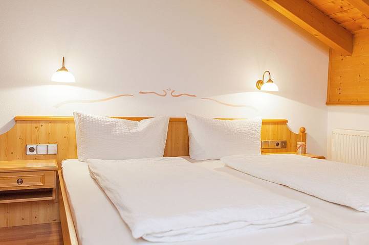 Apartamento entero, (4) Giebelstüberl apartamento de una habitación, unos 30 m², 1-2 personas, sala de estar / dormitorio, cocina americana, balcón in Reit im Winkl, Alpes Bávaros