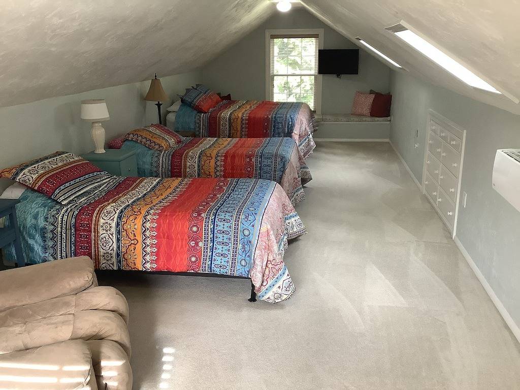 Genießen Sie das Beste aller Jahreszeiten in diesem Haus mit 4 Schlafzimmern, nur wenige Minuten vom Wasser entfernt. in Moultonborough, Lake Winnipesaukee