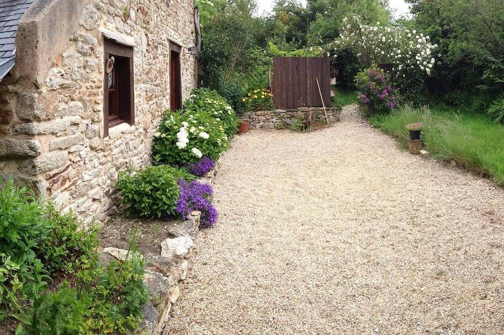 Petite maison de caractère, granite, terre cuite et bois, avec jardin in Pluvigner, Région de Lorient