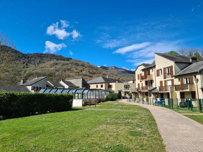 Appartement de vacances pour 4 personnes, avec vue et bassin pour enfant ainsi que piscine et jardin