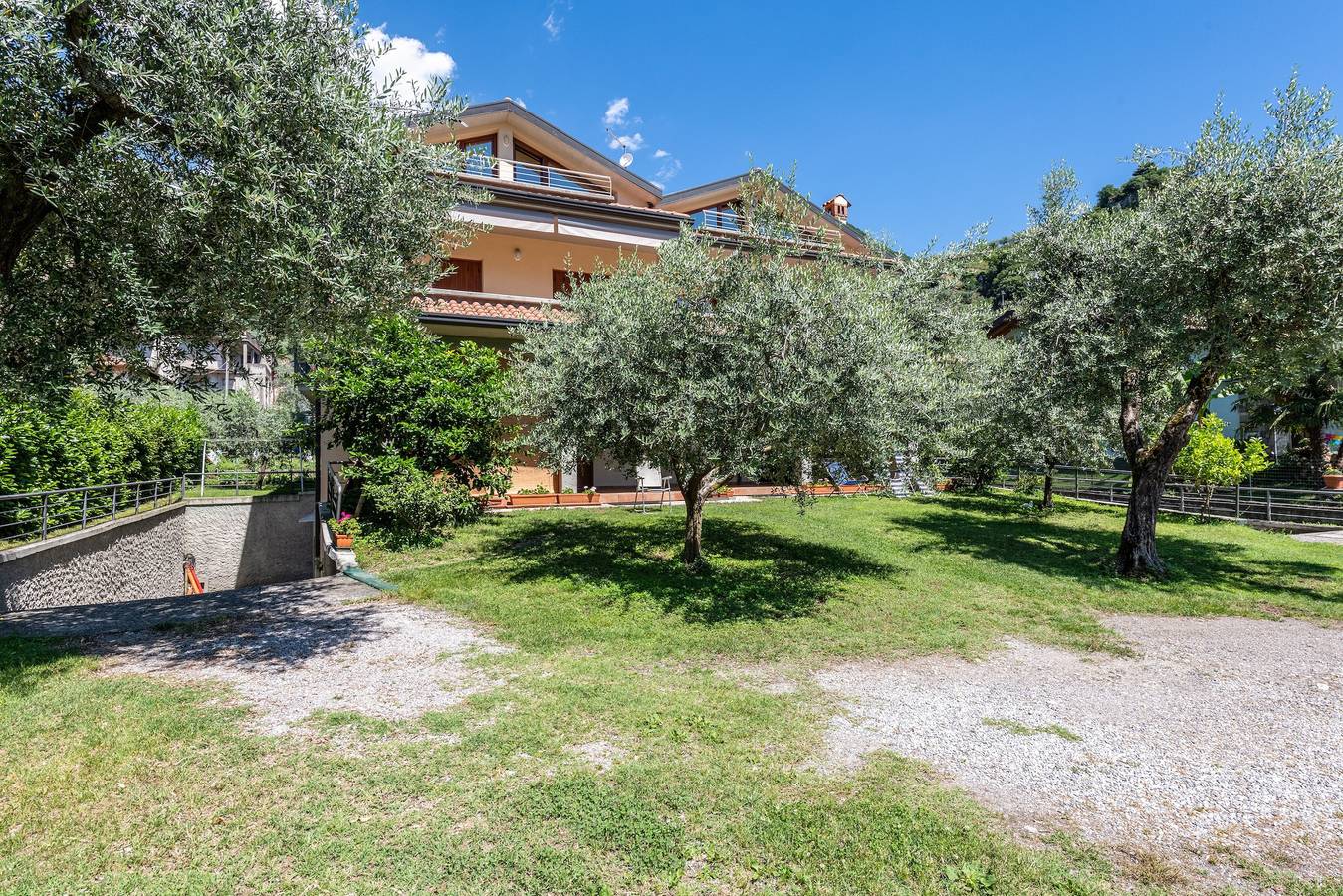 Entire apartment, Apartment 'Casa Caterina' with Lake View, Garden & Wi-Fi in Marone, Comune di Marone