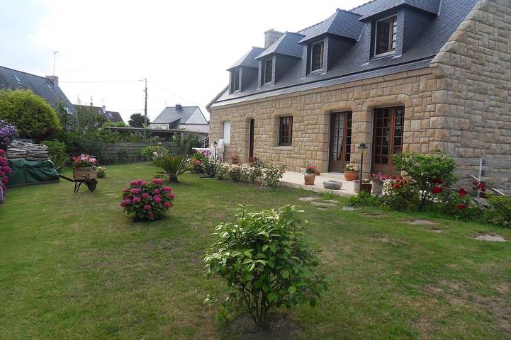 Location de vacances pour 7 personnes, avec terrasse ainsi que jacuzzi et jardin à Larmor-Plage