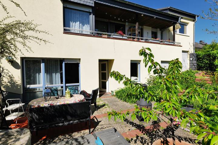 Haus Weschke - Blaues Doppelzimmer, 25 qm, mit Gemeinschaftsbad und Terrasse in Hofheim, Main-Taunus-Kreis