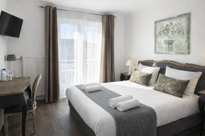 Hôtel pour 2 personnes, avec terrasse et vue ainsi que jardin et piscine dans Grandvillers - 3