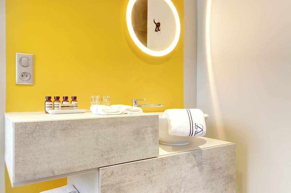 Charming room with private terrace in Gers spa village in Castéra-Verduzan, Gers