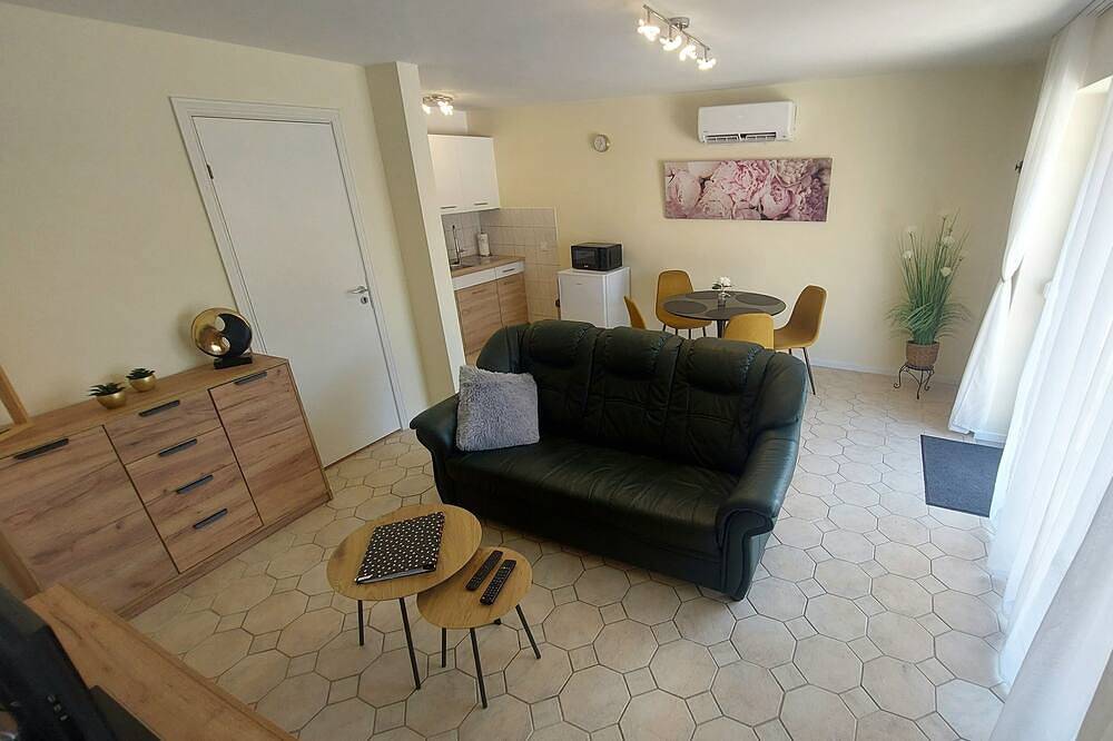 Ganze Wohnung, Serenity Cozy 1-bedroom apartment with Ac and Wifi in tranquil Bük in Bük, Komitat Eisenburg