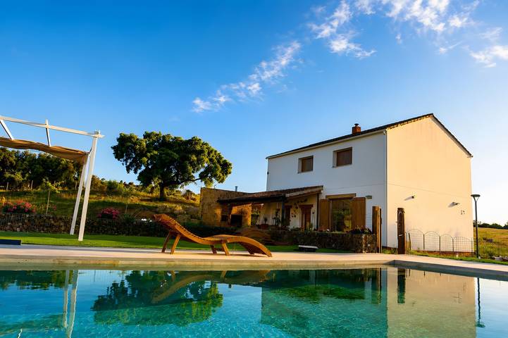 Landhaus aus Stroh und Lehm mit Bergblick, privatem Pool und WLAN in Valencia de Alcántara, Cáceres und Umgebung