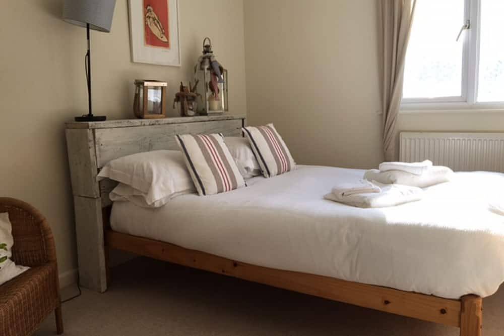 Entire apartment, Fabulous Beach Pad Just 20 Paces From The Mawgan Porth Beach, (Summer Discounts) in Mawgan Porth, Cornwall
