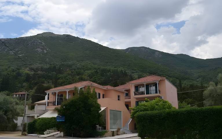 Vacation rental for 2 people, with balcony and yard, with pets in Greece