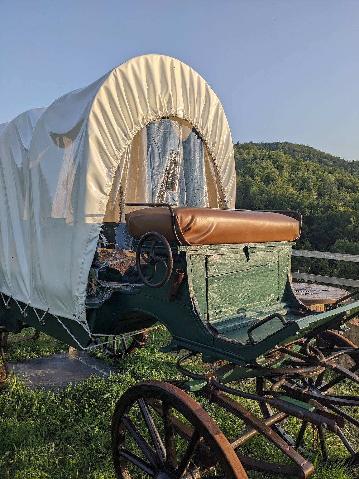 Glamping « La Calèche Western » à Lafarre – Aventure authentique en pleine nature in Haute-Loire