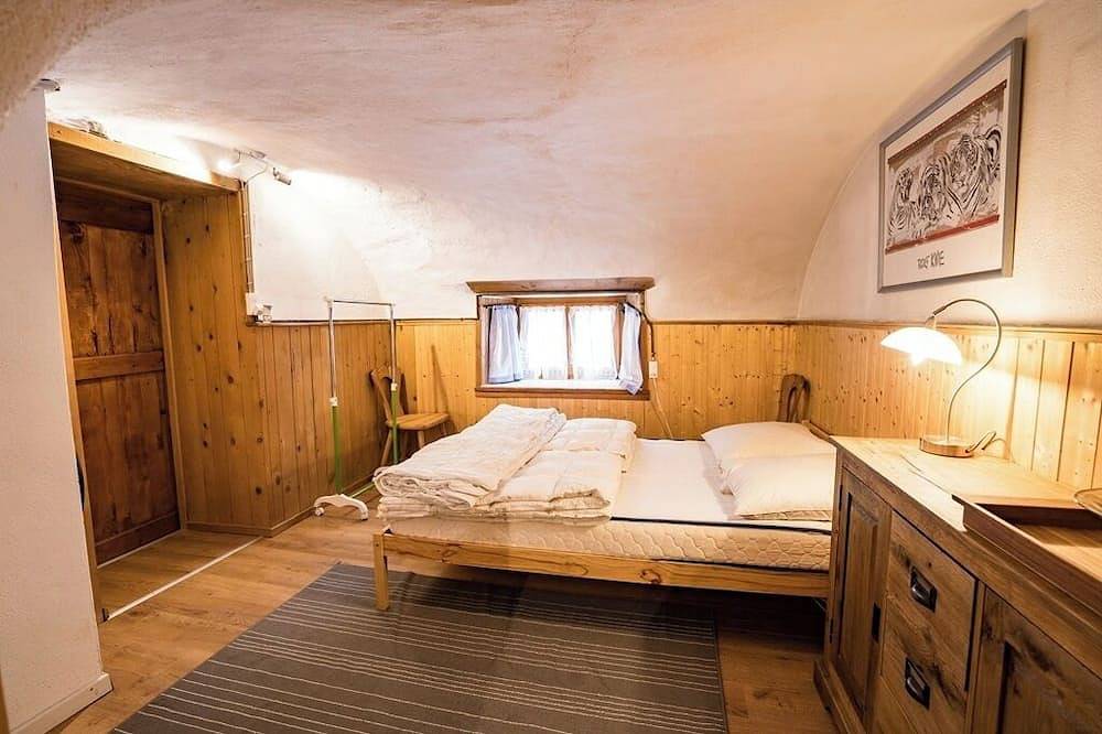 Ganze Wohnung, 2.5 Zimmer Ferienwohnung im schönen Valserhaus aus dem Jahre 1768 in Rheinwald, Hinterrhein