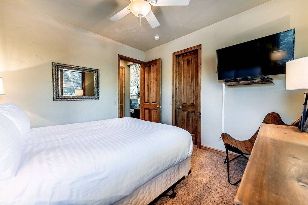 King Master Suite-Private: Hot Tub, Garage & Laundry-Walk to Lift-Free Wifi in Arapahoe Basin