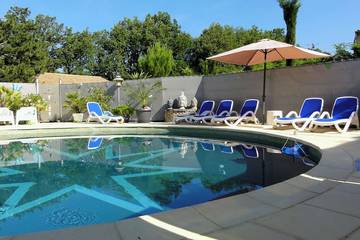 Location de vacances pour 6 personnes, avec terrasse et jardin à Saignon