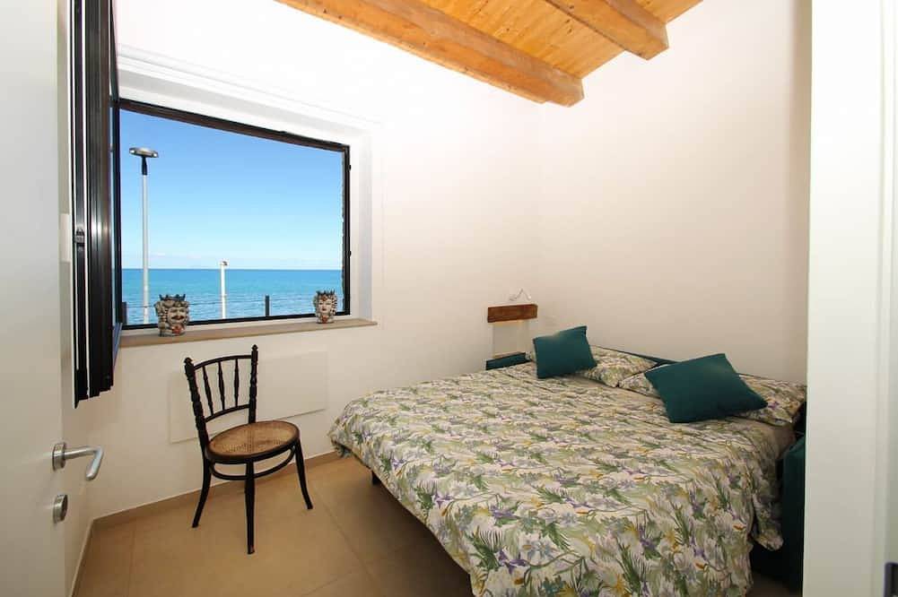 Relais Villa Giovanna -on the sea with garden in Marina di Caronia, Caronia