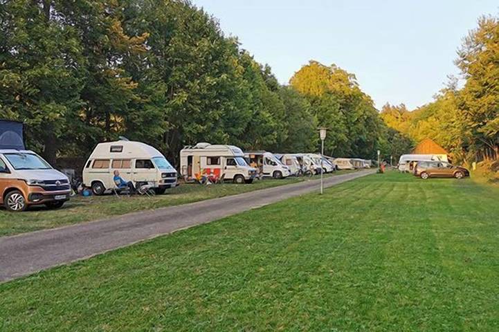 Ganze Wohnung, Mietwohnwagen Majestät, 1 Wohn-/Schlafzimmer mit Küchenzeile,  Sitzgelegenheit im Vorzelt, max. 4 Personen in Bad Mergentheim, Hohenlohe