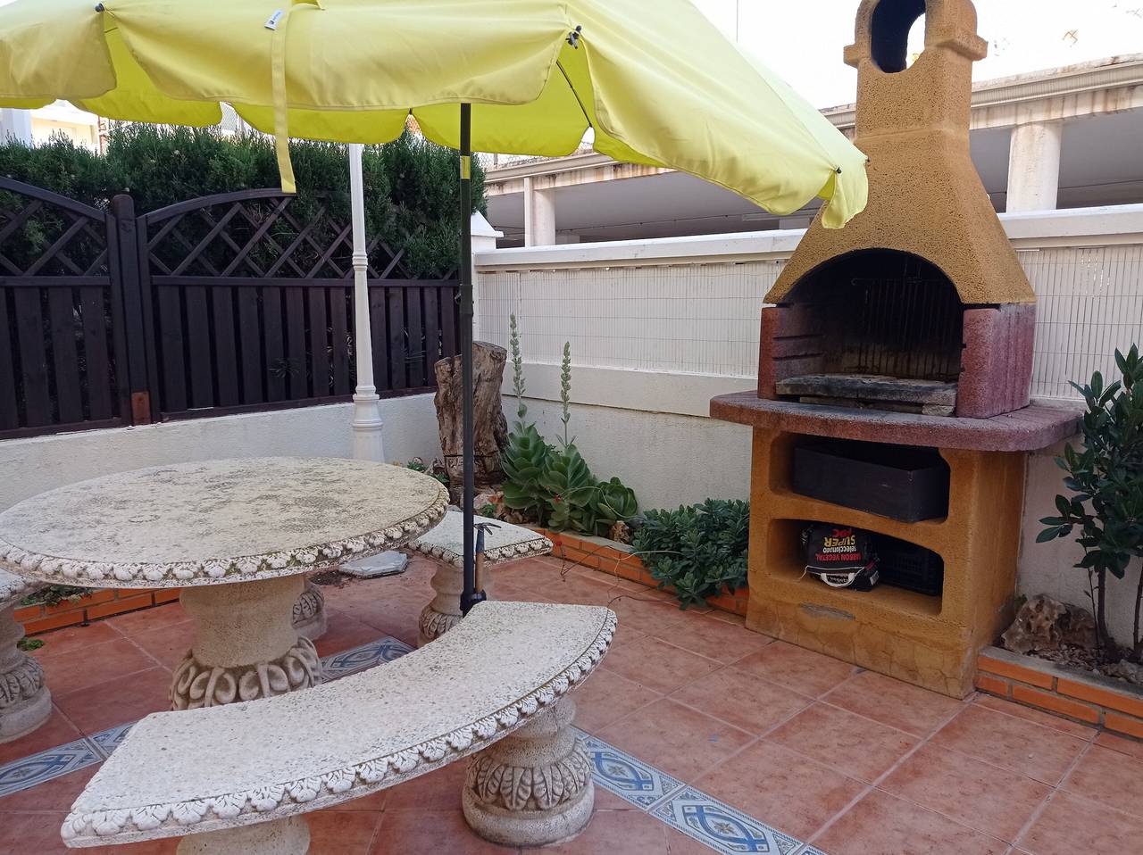 Ganze Wohnung, Dos dormitorios en planta baja, patio con barbacoa, piscina y pista de tenis. in Playa Xeraco, Xeraco