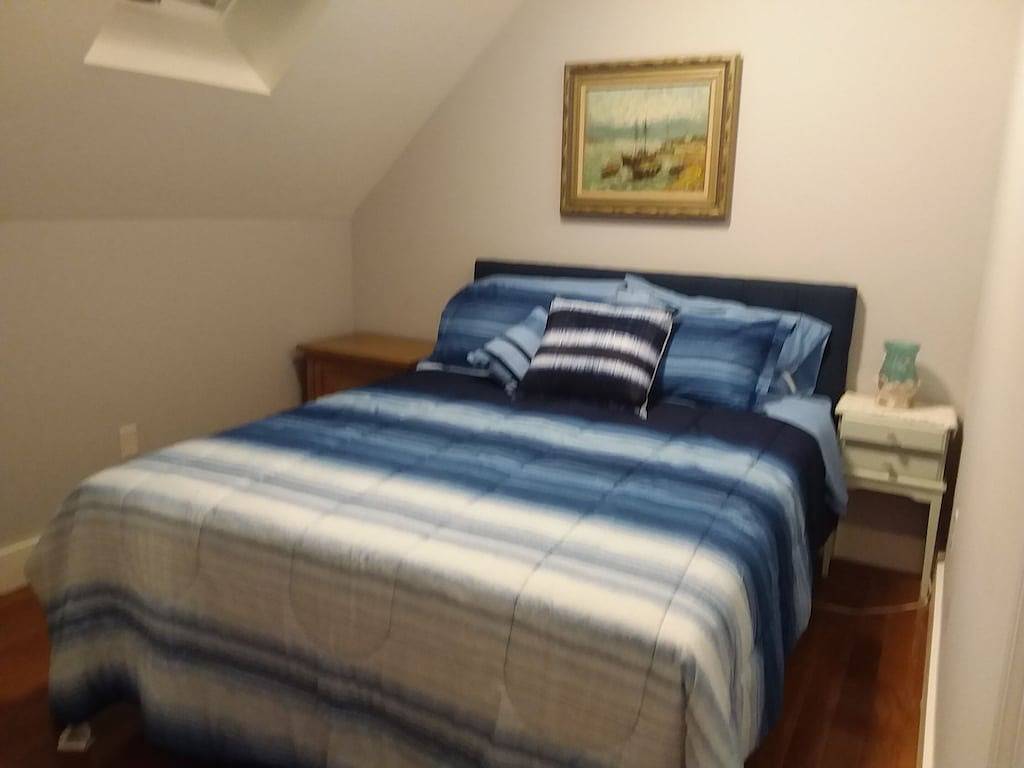 Cozy Loft for 4, 2 min to beaches, Une, town, dining, outlets, fishing, hiking.. in Biddeford, York County