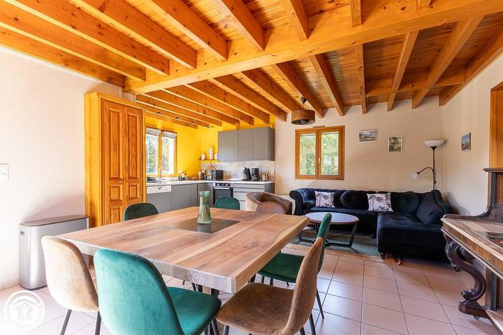 Gîte pour 8 personnes, avec Jacuzzi et Terrasse ainsi que Jardin et Vue en Auvergne