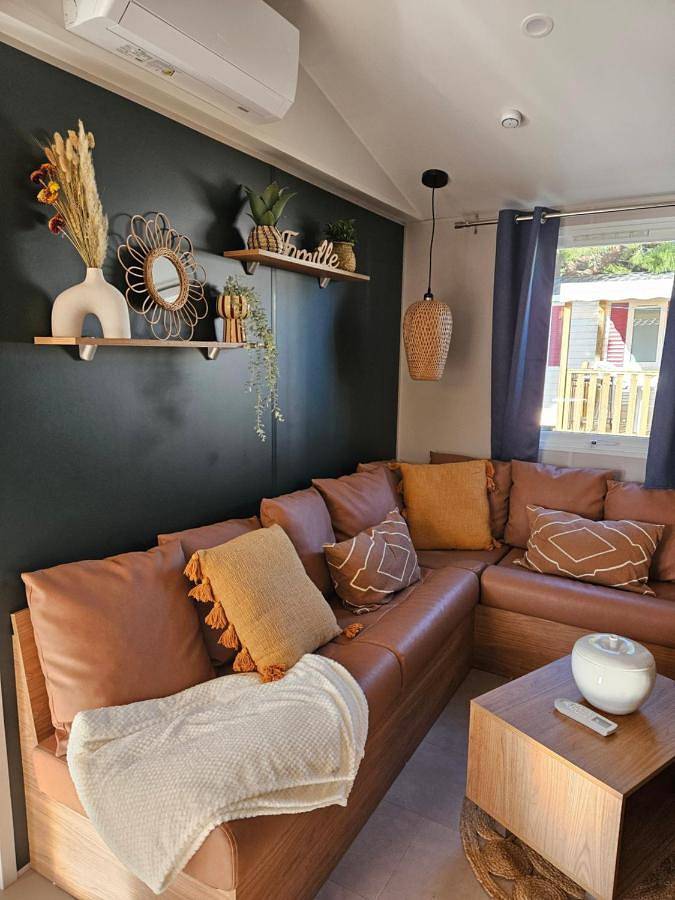 Camping pour 4 personnes, avec jardin et bassin pour enfant ainsi que jacuzzi et piscine, adapté aux familles à Canet-en-Roussillon - 2